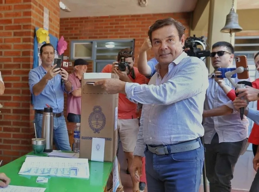 CARLOS ROVIRA VOTANDO Jpeg