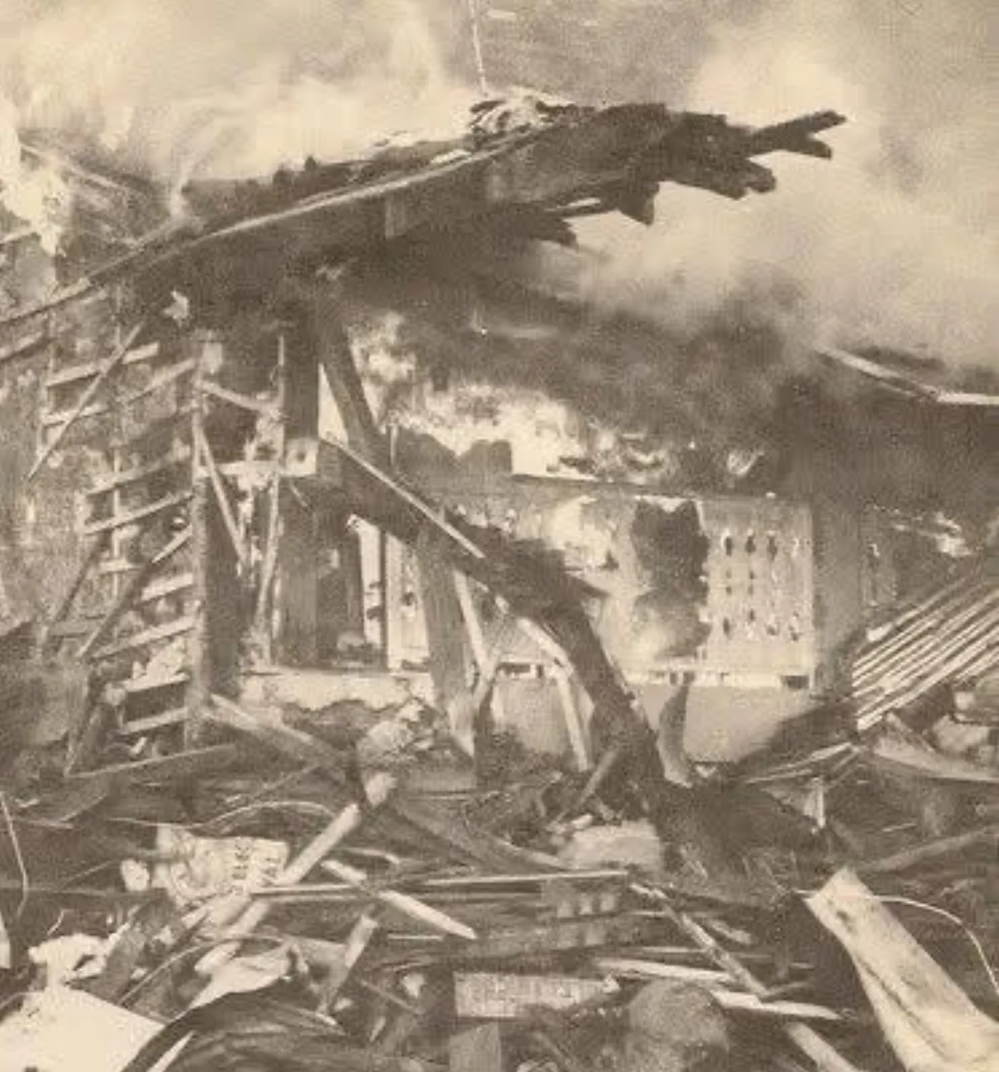 Archivo histórico de la antigua sede municipal Fotografía histórica del incendio previo a la construcción del nuevo edificio municipal
